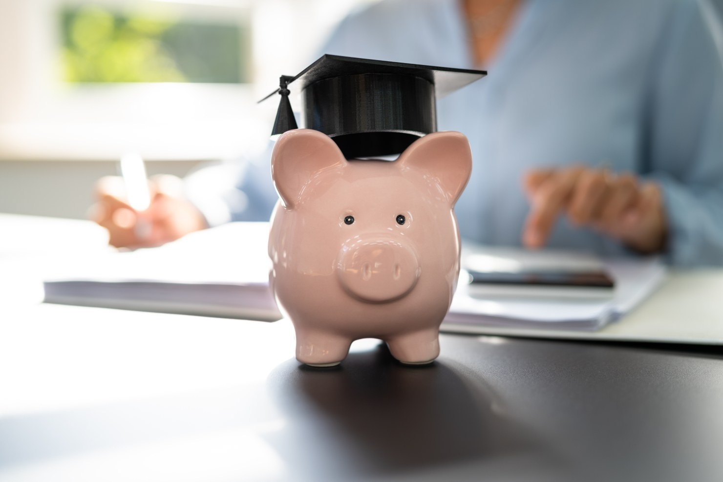Paskola studijoms ar darbas studijų metu: kaip pasirinkti mažesnę finansinę naštą