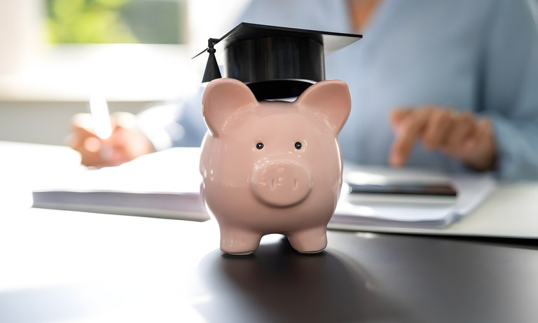 Paskola studijoms ar darbas studijų metu: kaip pasirinkti mažesnę finansinę naštą