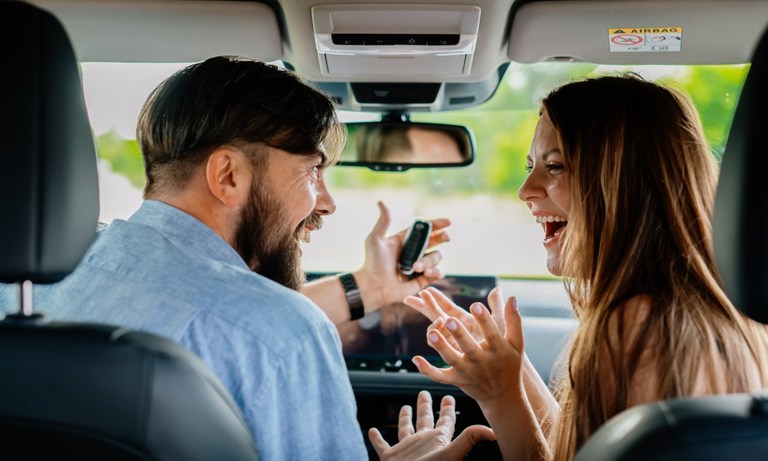 Paskola automobiliui ar lizingas: ką renkasi žmonės 2026 m. ir kodėl